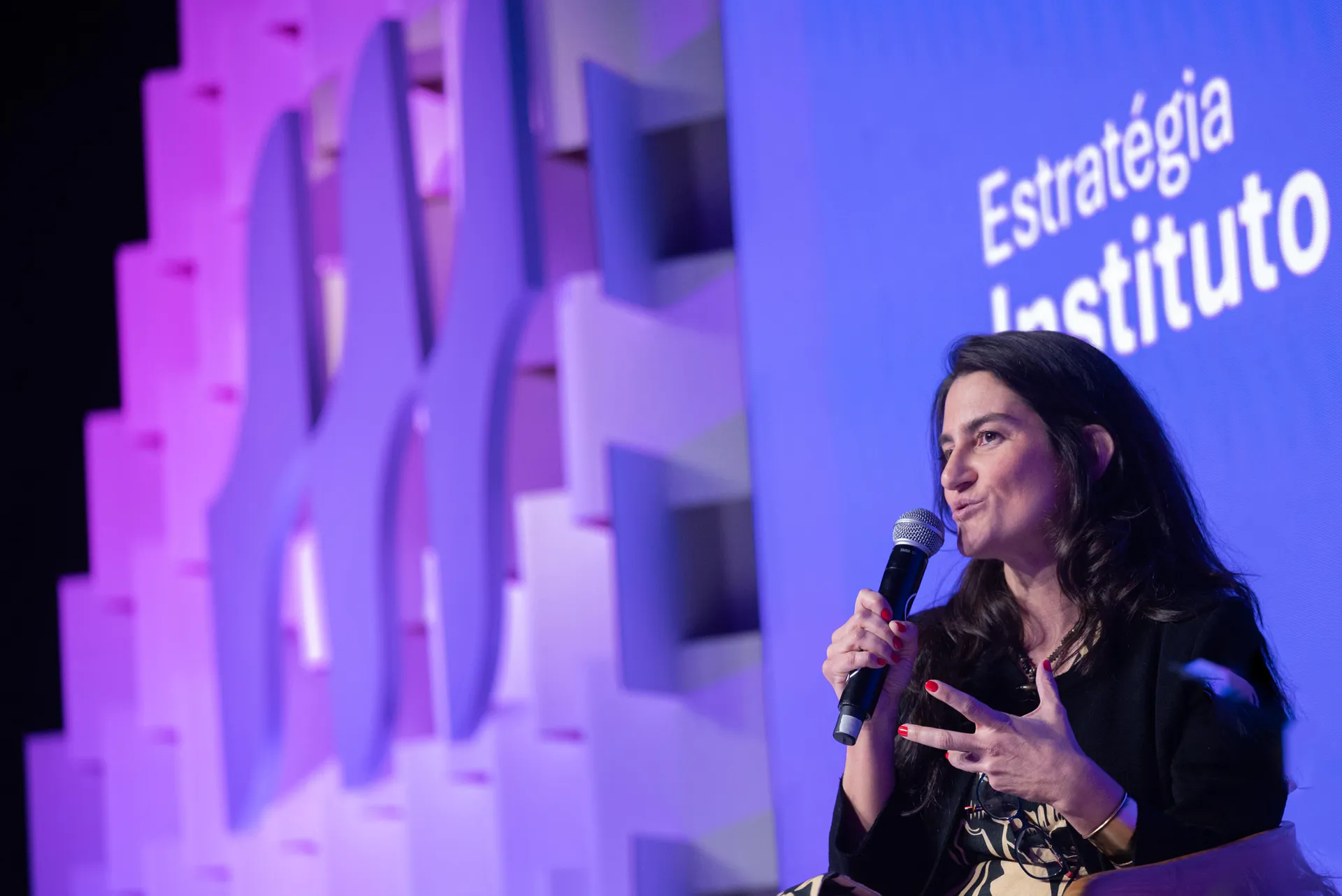 Renata Ruggiero falando sobre estratégia do Instituto Motiva em evento da empresa
