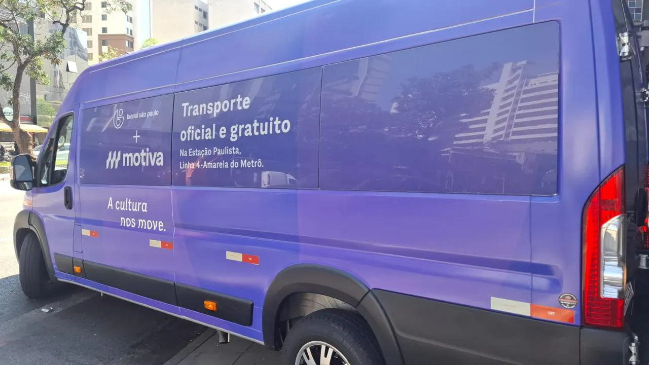 Pessoas entrando em van promovida pela Motiva para transporte à Bienal de SP