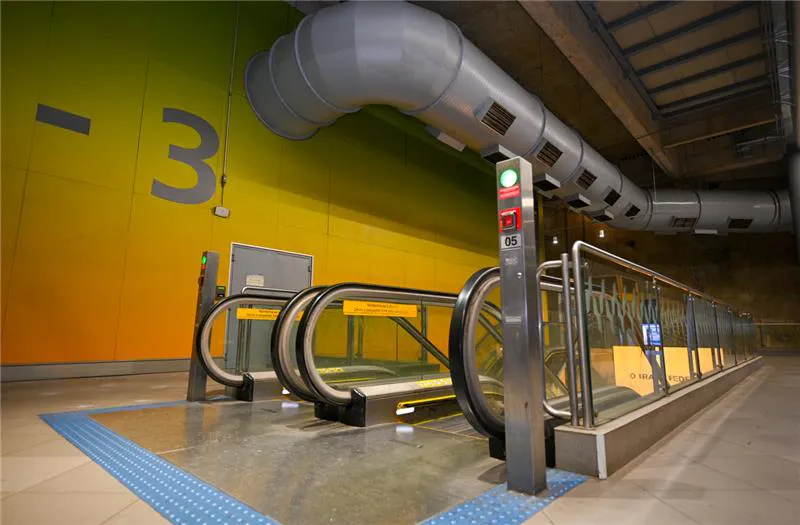 Interior da estação da Linha 4-Amarela após retrofit com paredes renovadas e escada rolante