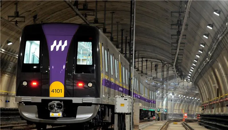 Imagem do metrô linha 4 amarela em funcionamento na cidade de São Paulo