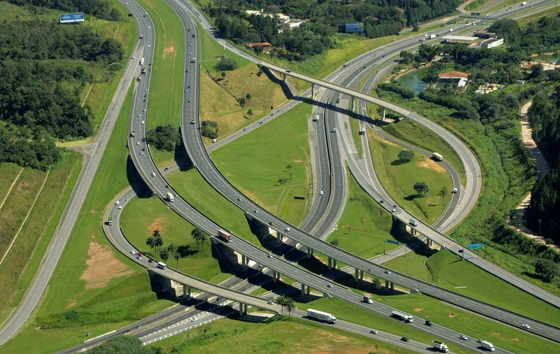 Imagem aérea do sistema anhanguera bandeirantes com fluxo de veículos.