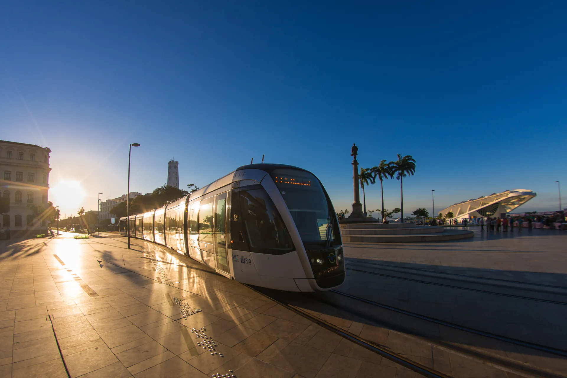 VLT do Rio de Janeiro na Praça Mauá com luz do entardecer.