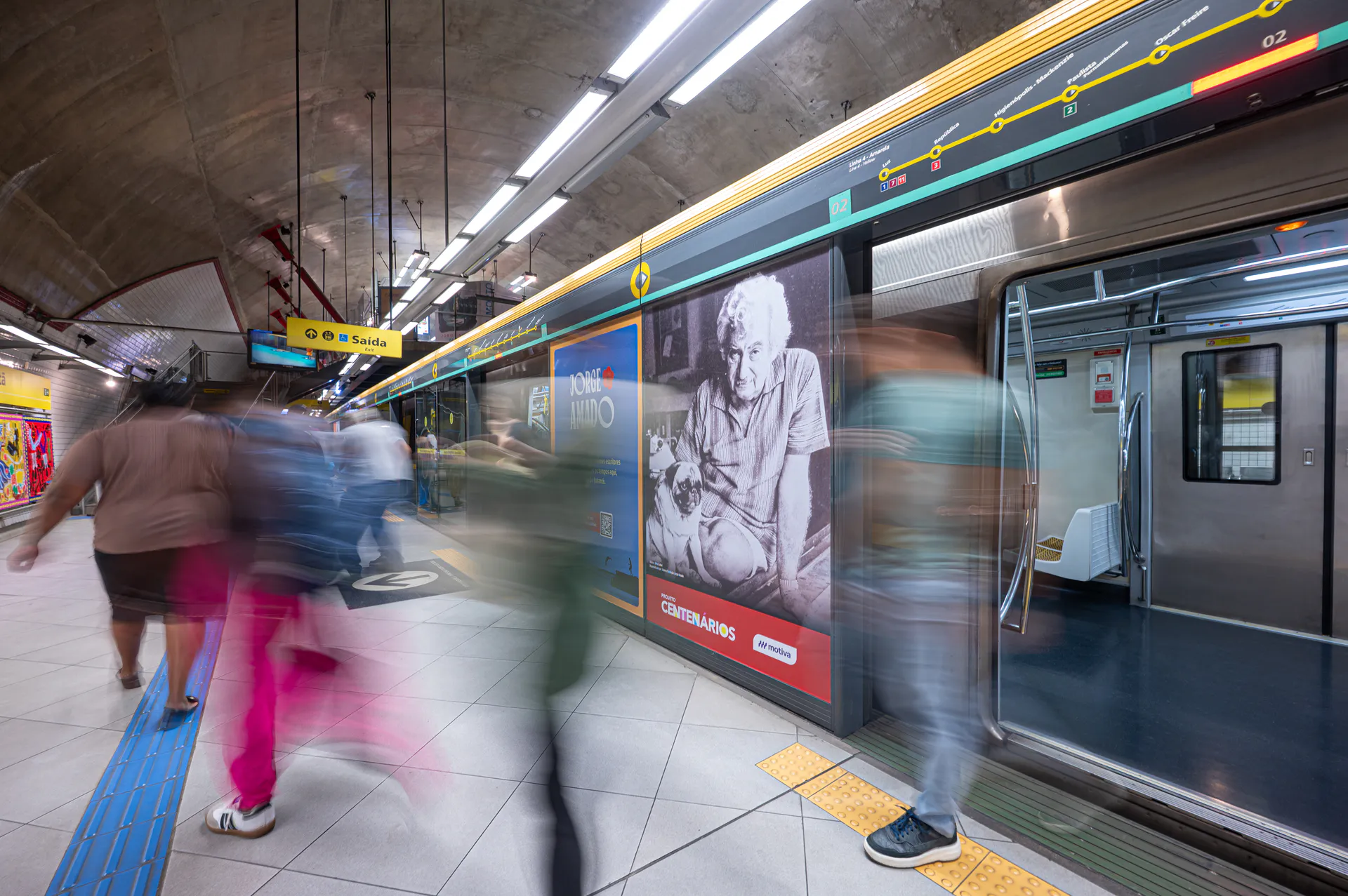 Foto de Jorge Amado em exposição na Estação Butantã da Linha 4-Amarela do metrô