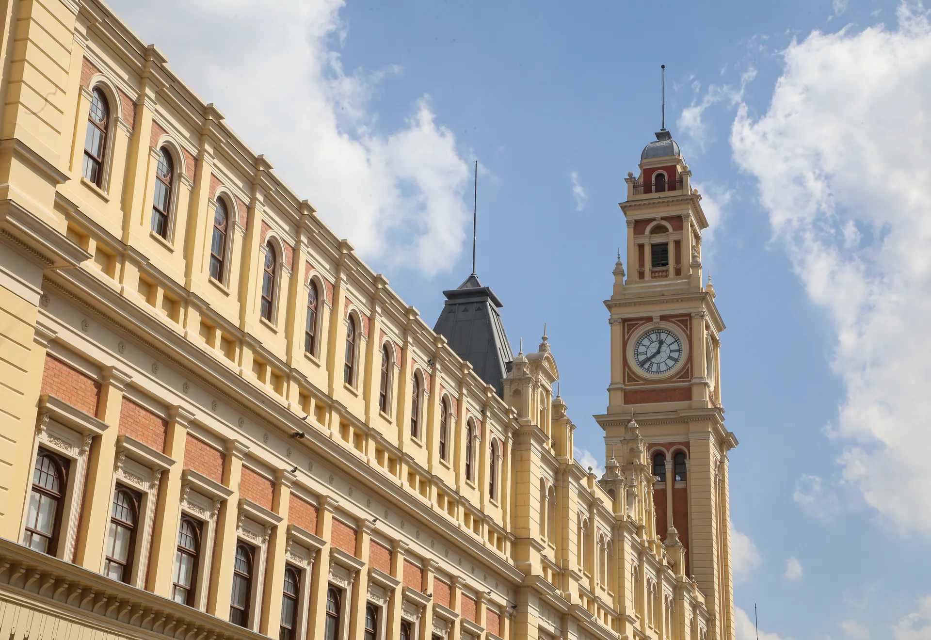Fachada do Museu da Língua Portuguesa, localizado no histórico prédio da Estação da Luz, no centro de São Paulo