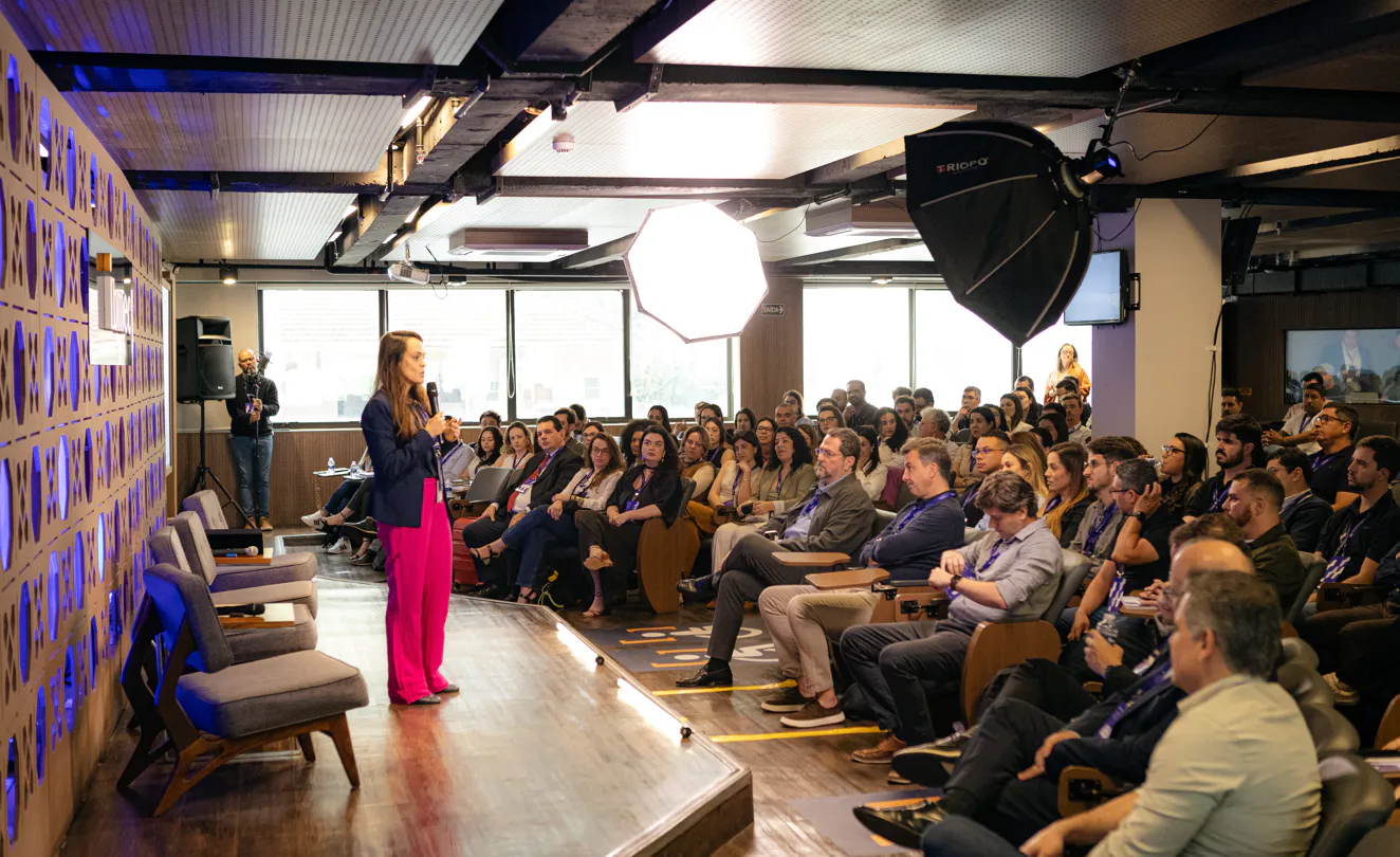 Lançamento da pós-graduação da Motiva para engenheiros, com plateia de colaboradores em auditório