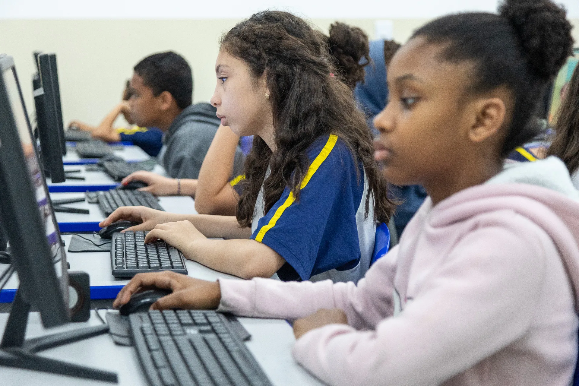Alunos estudando em computadores