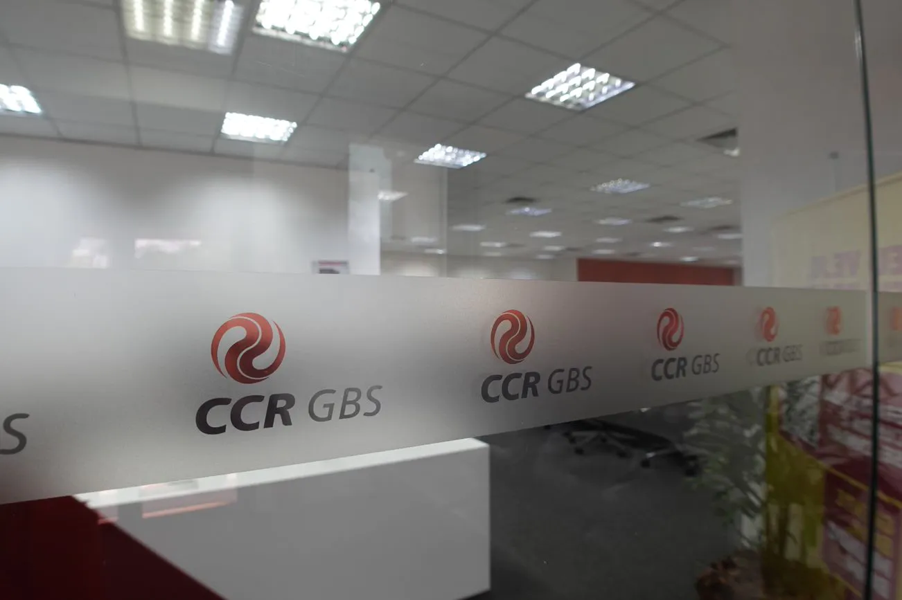 Vidro com uma faixa fosca contendo os símbolo da CCR e as siglas CCR GBS