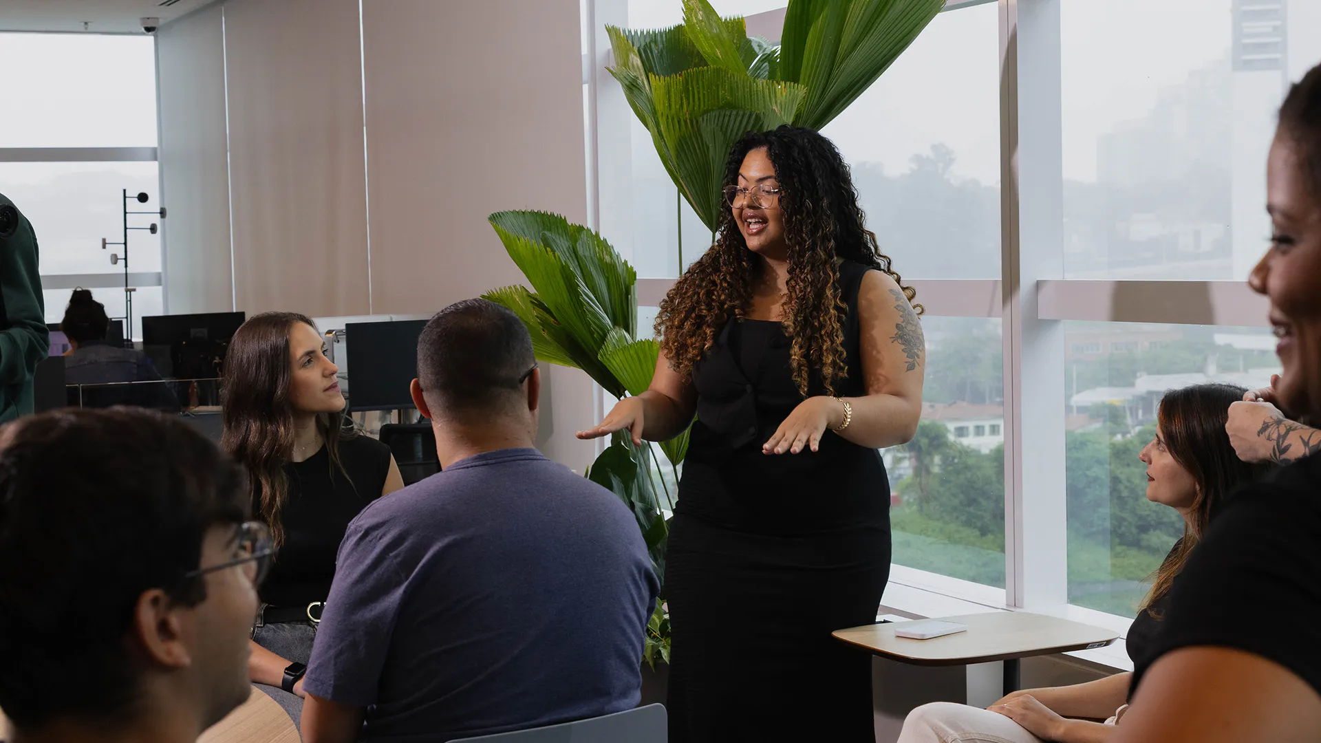 Equipe reunida em dinâmica de integração, em ambiente de trabalho da Motiva