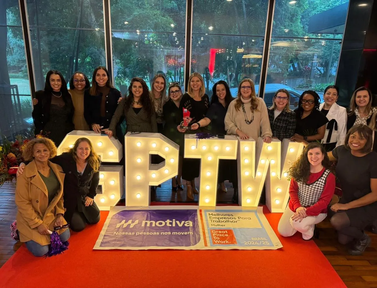 Colaboradoras da Motiva celebram a conquista do selo GPTW Mulher 2025 em evento institucional.