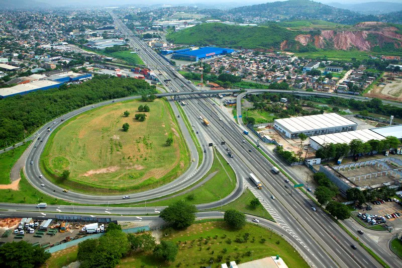  Foto aérea de uma rodovia