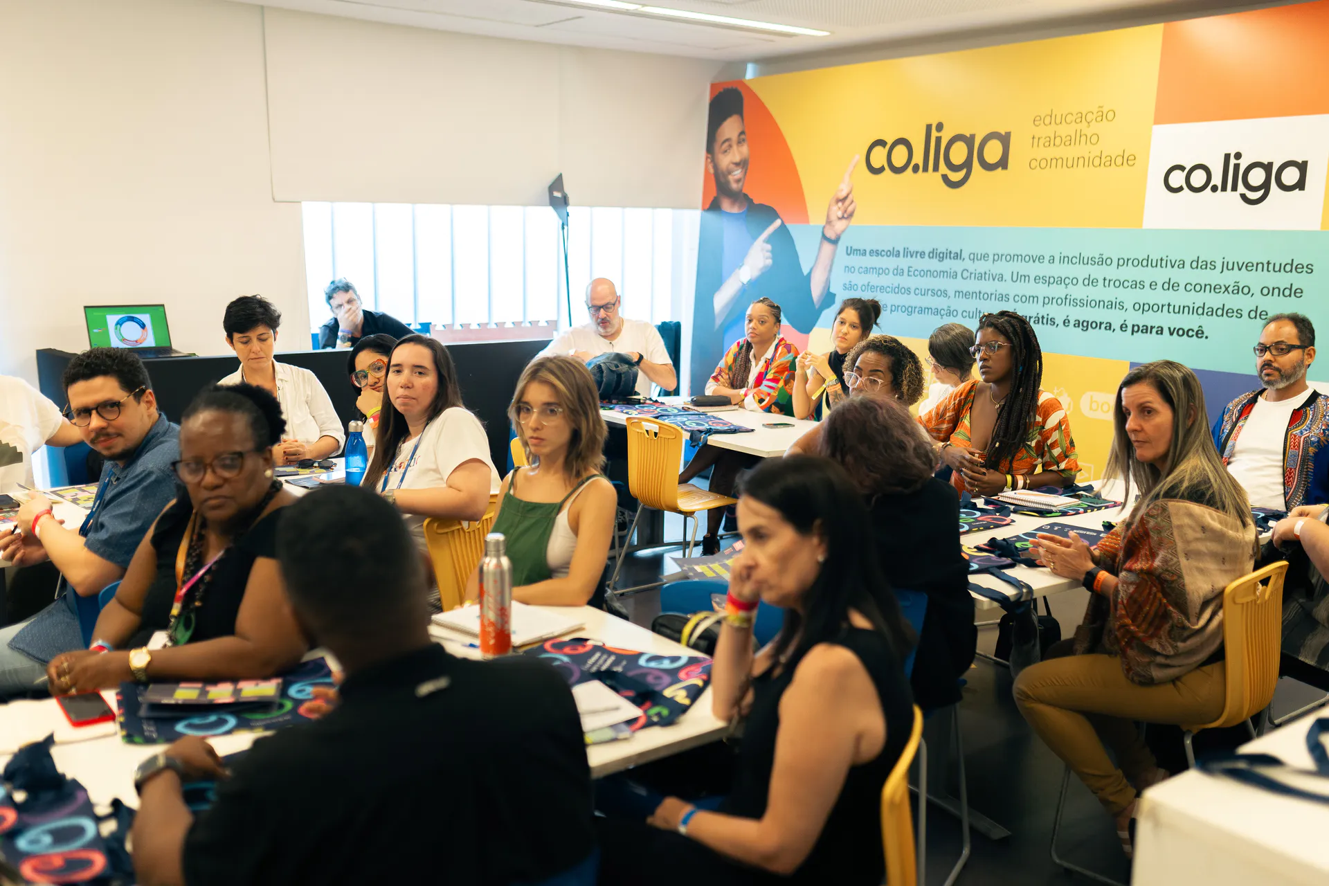 Jovens participam de oficina do programa Cultura em Movimento na escola digital co.liga.