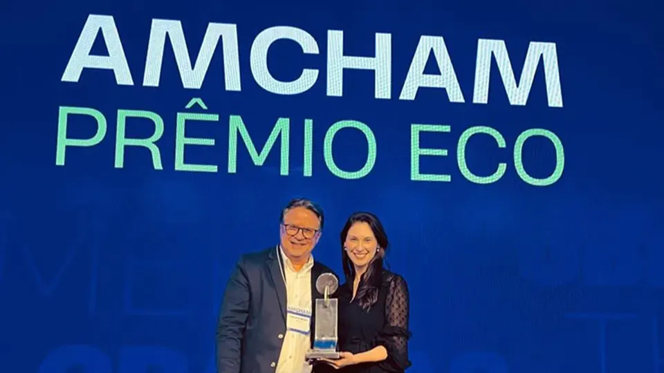  Executivos da Motiva recebem troféu do Prêmio Eco da Amcham em evento nacional