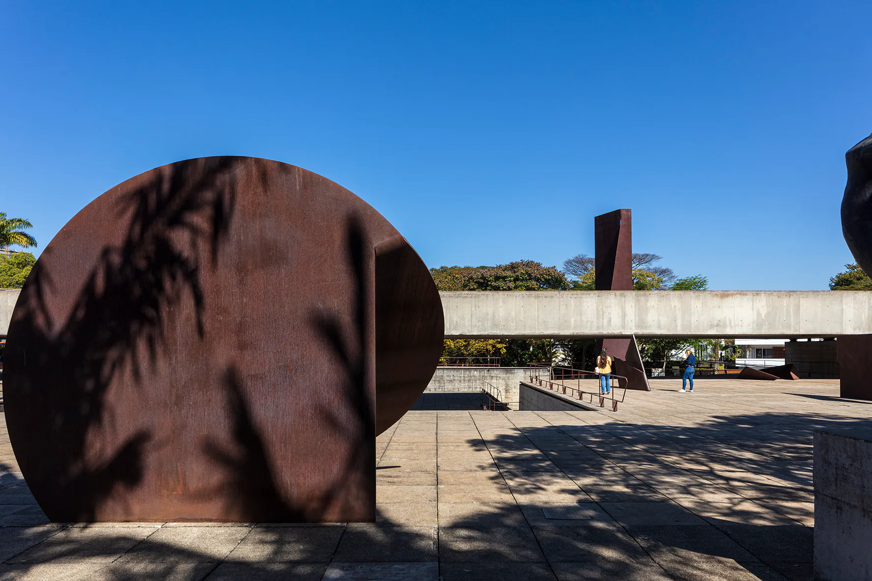  Esculturas metálicas no espaço externo do MuBE, integradas à arquitetura do museu e ao ambiente urbano ao ar livre.