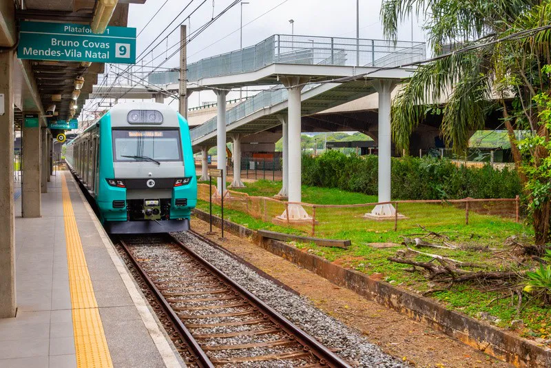 Metrô parado em frente a estação Mario Covas da linha 9 esmeralda